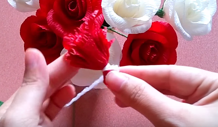 Tổng hợp cách làm hoa hồng bằng giấy nhún "dễ nhất quả đất" 10