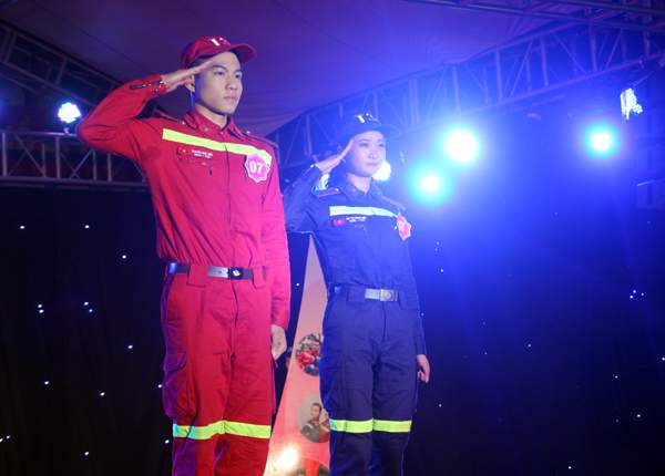 Sinh viên ĐH Phòng cháy chữa cháy sải bước catwalk trong trang phục ngành 6