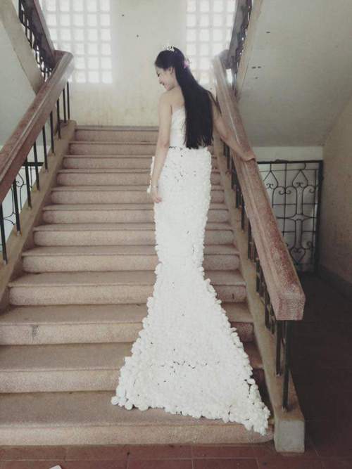 Cô gái Chăm đẹp hút hồn với váy cưới làm từ giấy ăn 2