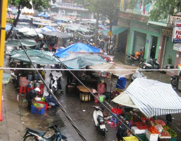 Phú Yên: Chợ chạy lũ, giá cả tăng nhưng không có hàng để bán
