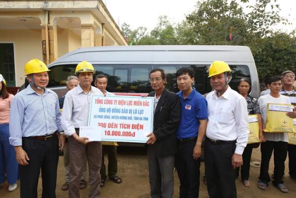 EVNNPC hỗ trợ các xã bị cô lập do mưa ngập tại Hương Khê, Hà Tĩnh