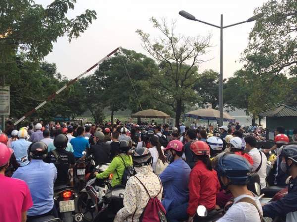 Hà Nội: Gửi xe cạnh phố đi bộ bị chém đẹp 50.000 đồng/xe 5