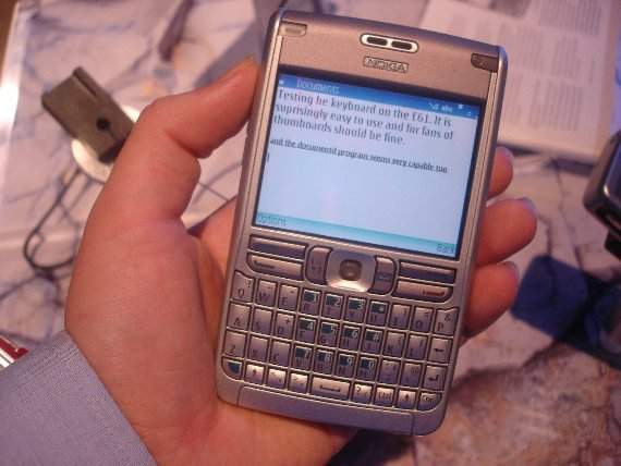 "Hoài cổ" những mẫu điện thoại bàn phím QWERTY lừng danh của Nokia 2