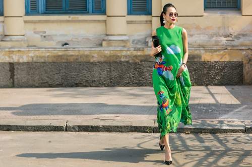 Fashionista Sài Gòn du xuân với váy áo họa tiết gà trống 27