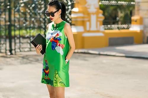 Fashionista Sài Gòn du xuân với váy áo họa tiết gà trống 30