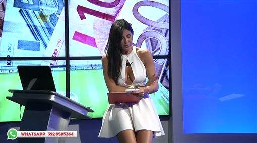Nữ MC xinh đẹp Italy ê chề vì lộ quần chip ngay trên sóng truyền hình trực tiếp 3
