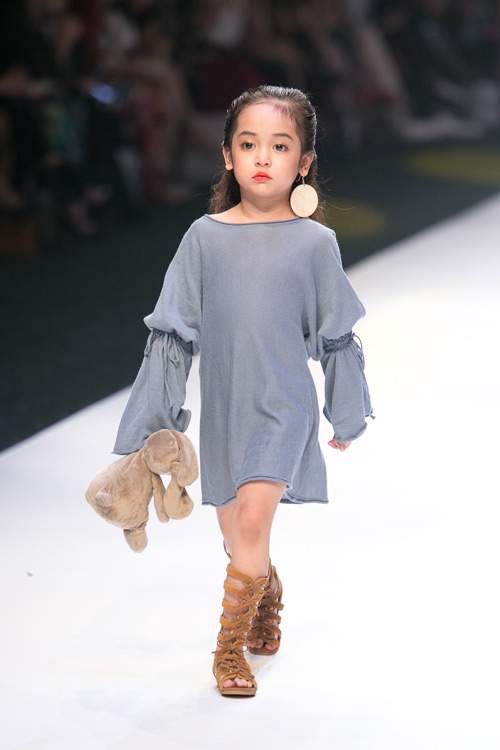 Lilly Nguyễn và "hoa hậu nhí" khuấy đảo sàn diễn thời trang VIFW 12