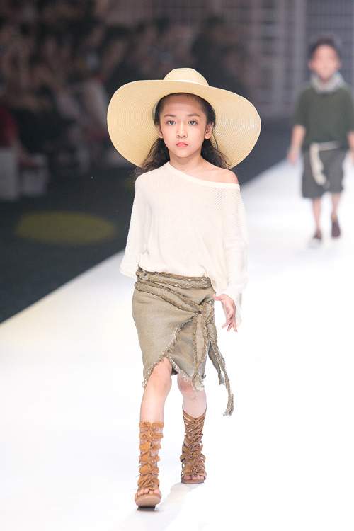 Lilly Nguyễn và "hoa hậu nhí" khuấy đảo sàn diễn thời trang VIFW 21