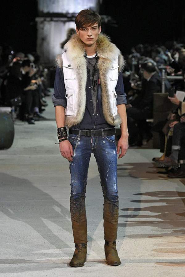 Quần jeans "dính bùn" bẩn lem nhem có giá 10 triệu đồng gây choáng 15