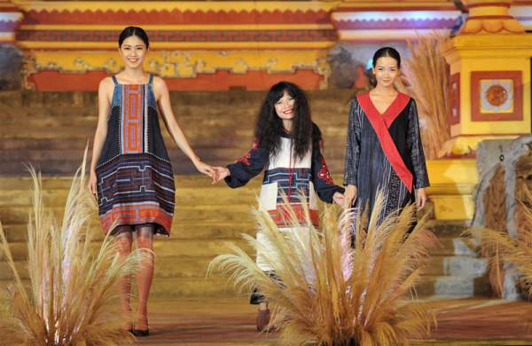 Á hậu Thanh Tú liên tục làm vedette 3 show thời trang tại  Festival Huế 12