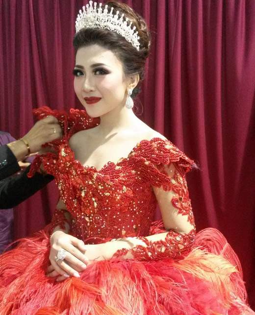 Cô dâu Indonesia bỗng nổi tiếng khắp thế giới nhờ váy cưới đẹp "rụng rời" 24