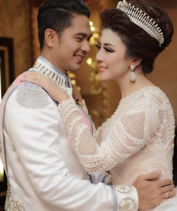 Cô dâu Indonesia bỗng nổi tiếng khắp thế giới nhờ váy cưới đẹp "rụng rời" 21