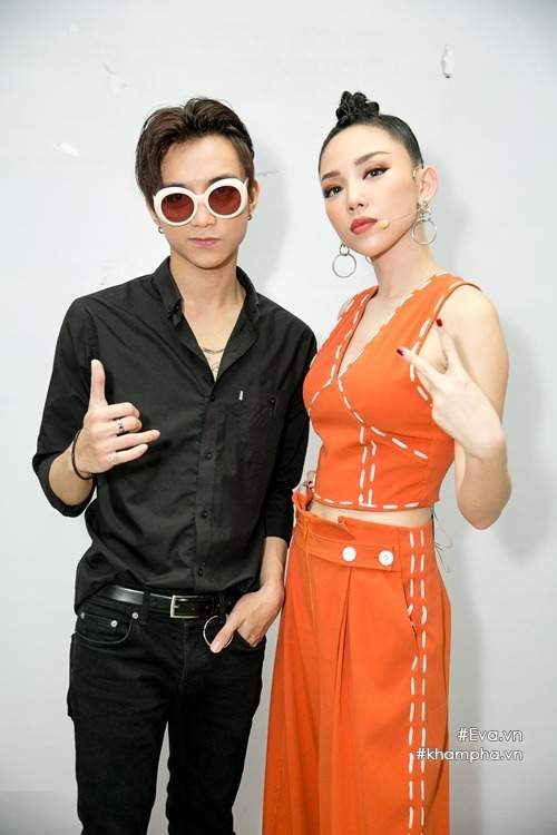 Hoài Lâm và bạn gái hot girl bất ngờ xuất hiện tại buổi ghi hình chung kết The Voice 42