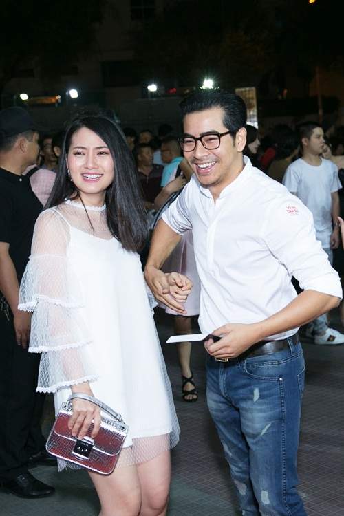 Vợ chồng Ngọc Lan - Thanh Bình "trốn" con trai, tay trong tay đi xem phim 3
