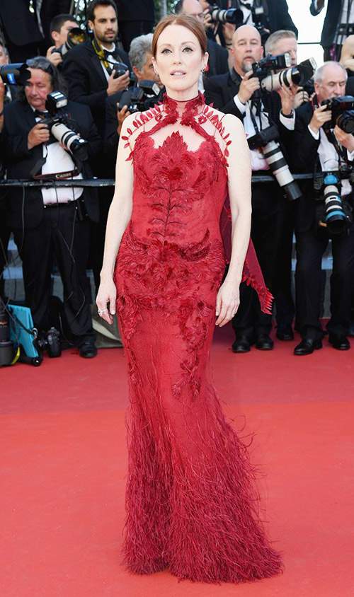 Mải cười đùa, chân dài triệu đô lộ khoảnh khắc hớ hênh trên thảm đỏ Cannes 24