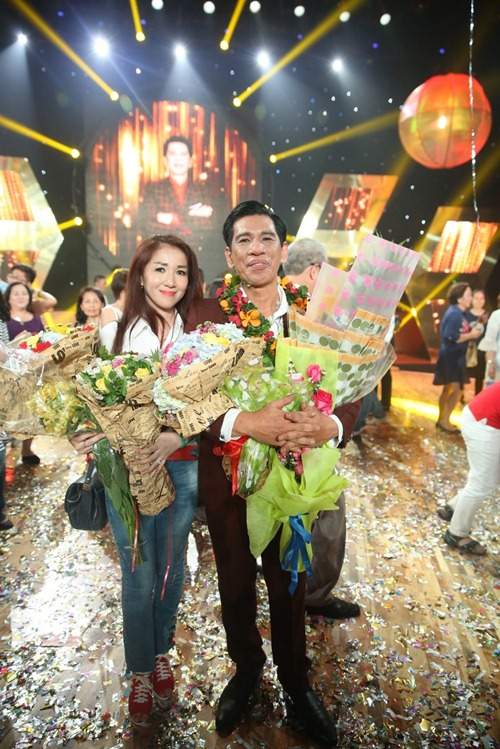 Tình tứ bên nhau, anh trai Thu Phương và "mẹ đơn thân" Vi Thảo cùng đạt giải 3 cuộc thi hát 42