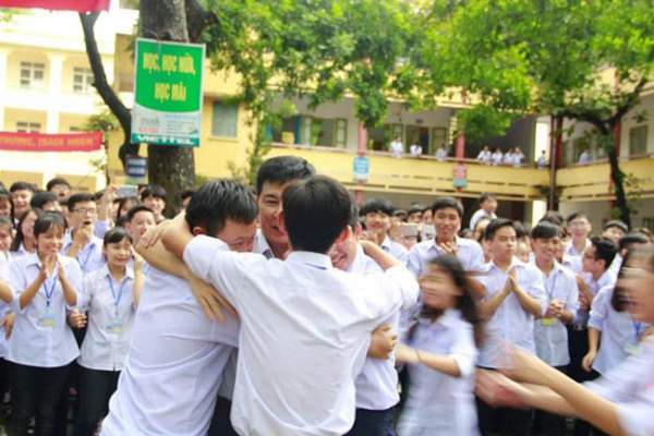 Ninh Bình: Hiệu trưởng chuyển công tác, hàng trăm học sinh xếp hàng khóc nức nở