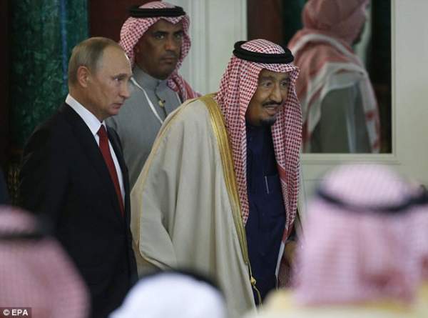 Vừa tới Nga, Vua Ả Rập Saudi đã gặp sự cố vì chiếc thang vàng 4