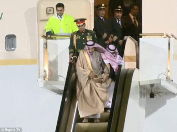 Vừa tới Nga, Vua Ả Rập Saudi đã gặp sự cố vì chiếc thang vàng