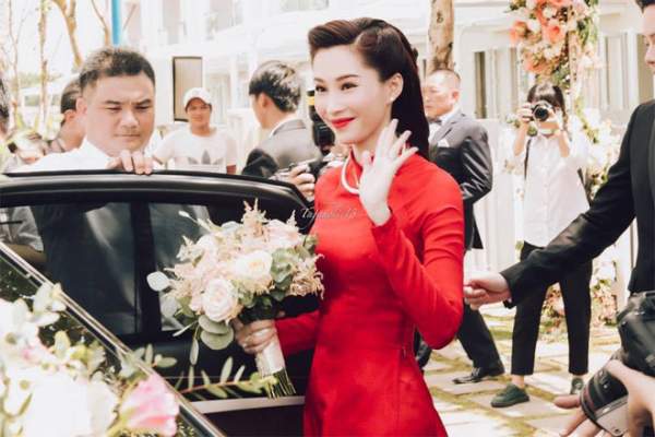 Hoa hậu Thu Thảo được đoàn xế sang "rước về dinh"