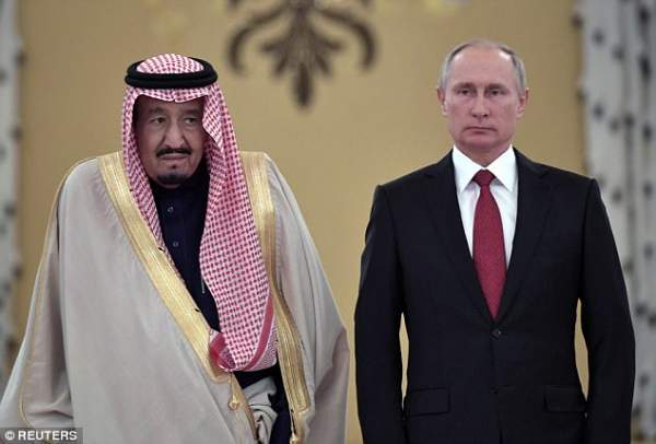 Vừa tới Nga, Vua Ả Rập Saudi đã gặp sự cố vì chiếc thang vàng 2