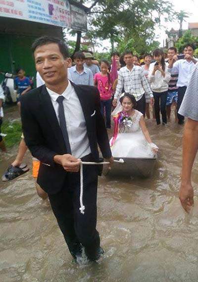 Video cô dâu ngồi thuyền hoa khi đường ngập lụt gây sốt mạng