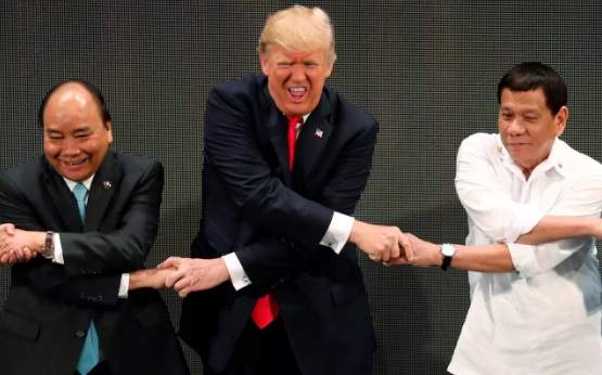 Khoảnh khắc ông Trump lúng túng với cách bắt tay "kiểu ASEAN"