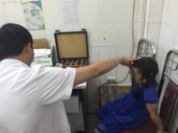 Trẻ thủng giác mạc vì chữa mẹo “nhỏ mắt bằng sữa mẹ” 2