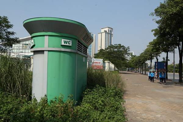 HN: Hàng loạt nhà vệ sinh trăm triệu bị bỏ hoang, cỏ dại mọc um tùm