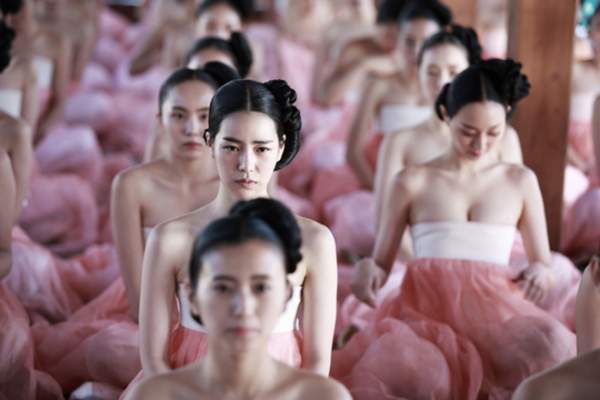 Phim Hàn cũng gây tranh cãi vì hanbok hở nửa ngực 13