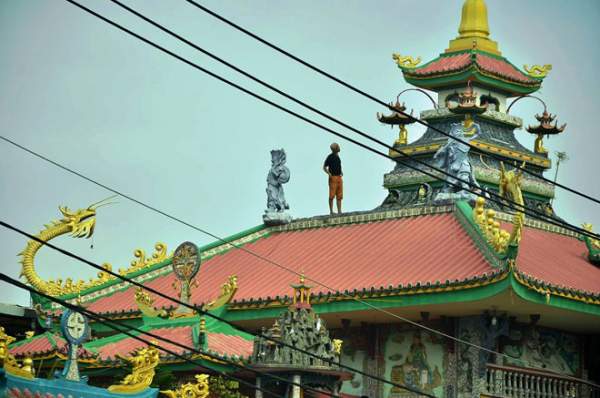 Thanh niên “luyện công” trên nóc chùa ở SG suốt nhiều giờ 2