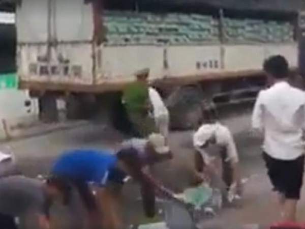 Xôn xao chuyện xe chở lợn bị lật, người dân thi nhau “hôi của” ở Lạng Sơn 3