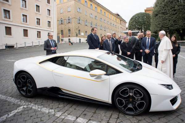 Giáo hoàng từ chối quà tặng xe Lamborghini Huracan 2