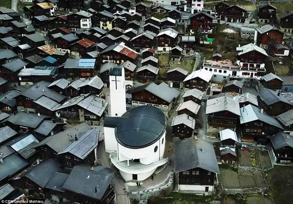 Thị trấn Thụy Sĩ trả 1,6 tỷ đồng cho mỗi gia đình đến ở 2