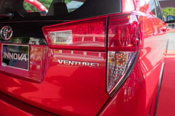 Cận cảnh Toyota Innova Venturer giá 855 triệu đồng 9