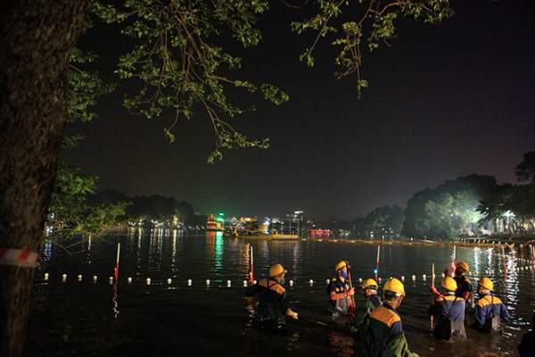 200 công nhân ngâm mình dưới nước nạo vét Hồ Gươm xuyên đêm