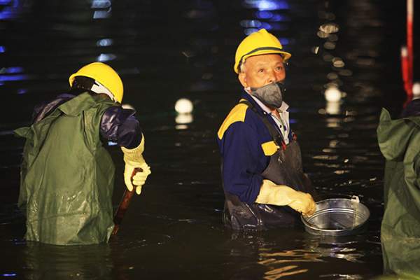 200 công nhân ngâm mình dưới nước nạo vét Hồ Gươm xuyên đêm 6