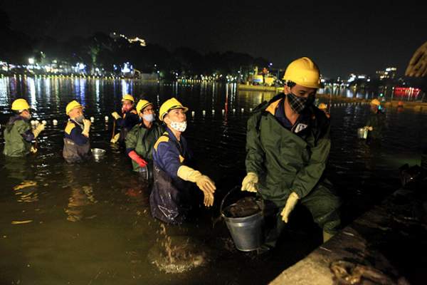 200 công nhân ngâm mình dưới nước nạo vét Hồ Gươm xuyên đêm 3