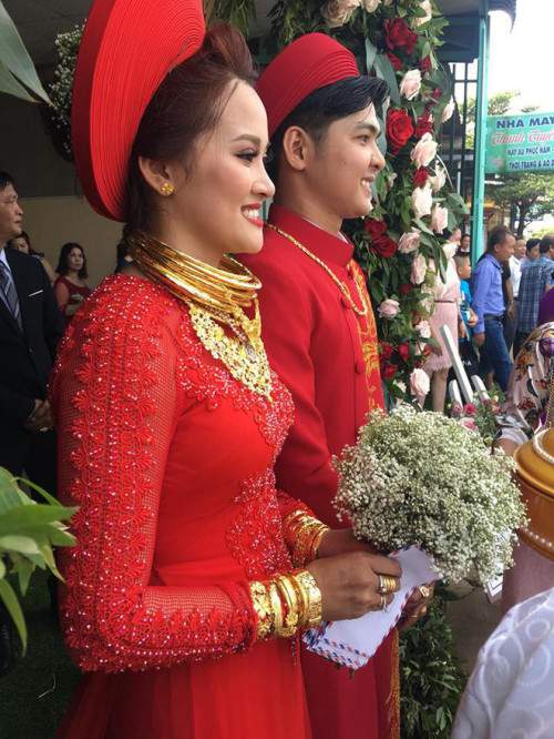 Cô dâu đeo vàng trĩu cổ trong đám cưới "khủng" ở Đồng Nai