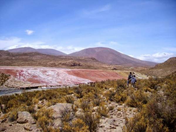 Giải mã bí ẩn hồ nước có màu đỏ như máu ở Chile 11