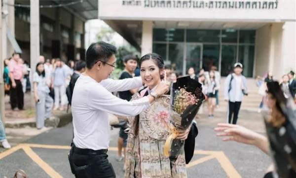 Hot girl Thái gây sốc với bộ lễ phục tốt nghiệp ngập trong tiền 7