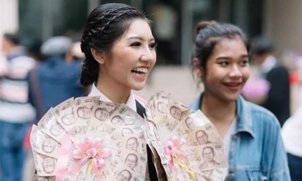 Hot girl Thái gây sốc với bộ lễ phục tốt nghiệp ngập trong tiền 8