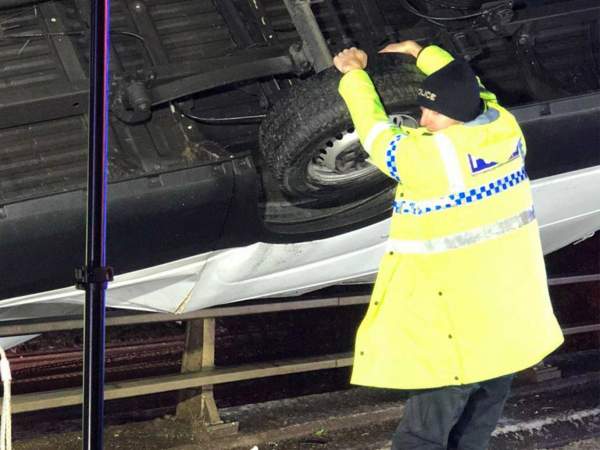 Hành động "siêu nhân" của cảnh sát Anh khi thấy ô tô sắp rơi khỏi cầu