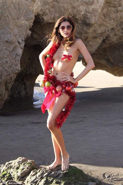 Choáng với mỹ nữ mặc như không, che thân bằng 1 sợi dây bên bãi biển 2