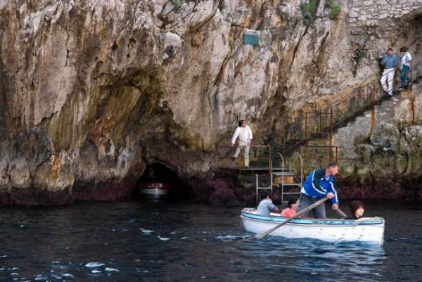 Khám phá hang động xanh huyền ảo ở Italia 10