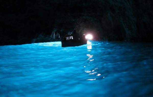 Khám phá hang động xanh huyền ảo ở Italia 2