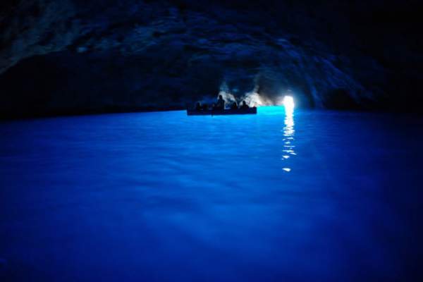 Khám phá hang động xanh huyền ảo ở Italia 6
