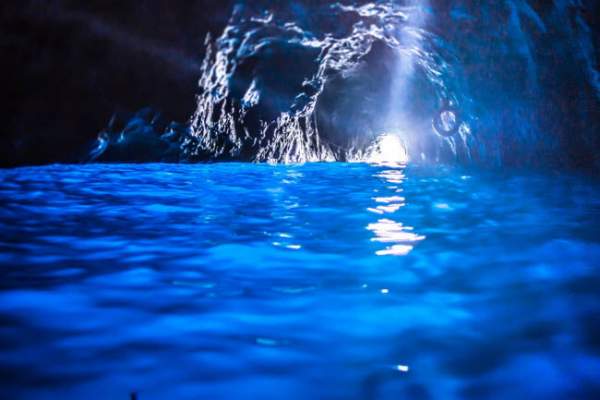 Khám phá hang động xanh huyền ảo ở Italia 8
