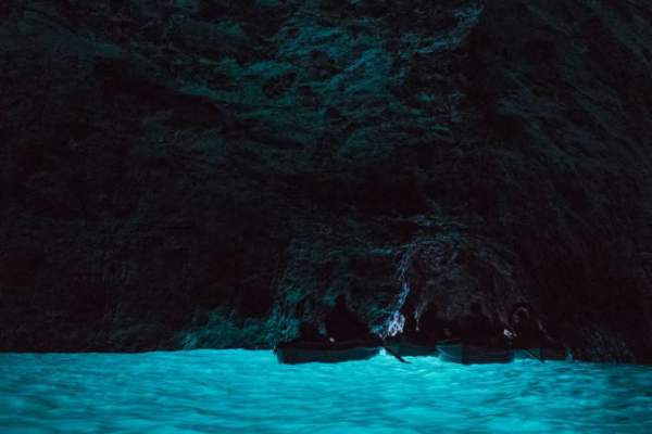 Khám phá hang động xanh huyền ảo ở Italia 9