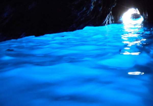Khám phá hang động xanh huyền ảo ở Italia 4